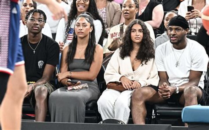 American Football Player Kienneth Walker III's Biograhy, Parents, Contract, Stats, Earnings, Net Worth, Girlfriend, Salary, Contract