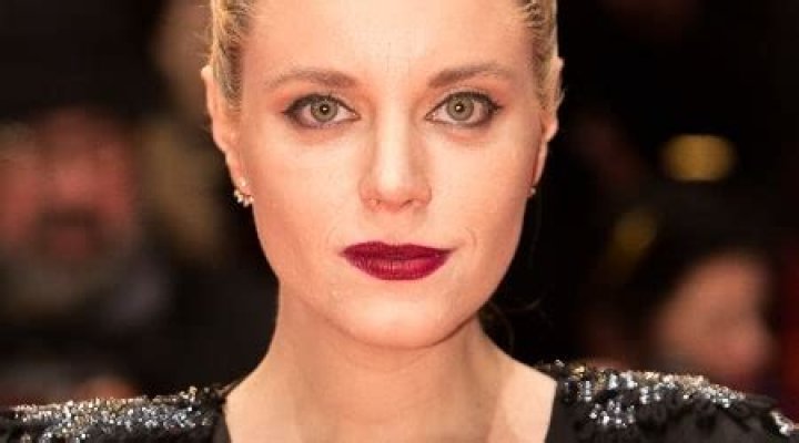 Carolina Bang Height, Weight, Age, Body Statistics