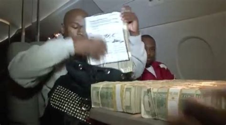 Floyd Mayweather Counts $1 Million in Cash on Private Jet After Getting Out of Jail