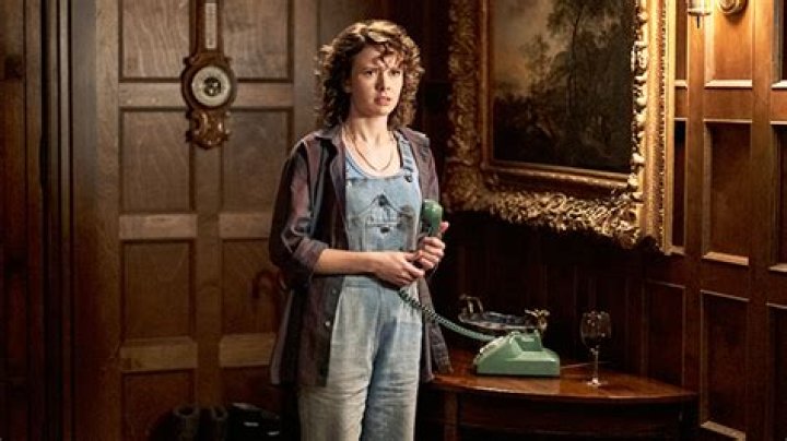 ‘Haunting Of Bly Manor’ Star On A Cut Jamie & Dani Scene & The Ending – Hollywood Life