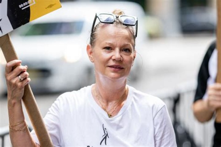 Samantha Mathis Net Worth | Celebrity Net Worth